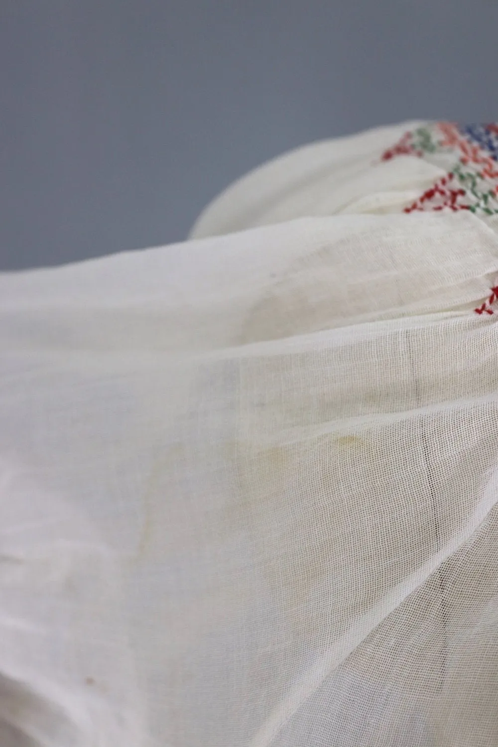 Vintage 1930s Embroidered Peasant Blouse / Red Floral Hungarian Embroidery
